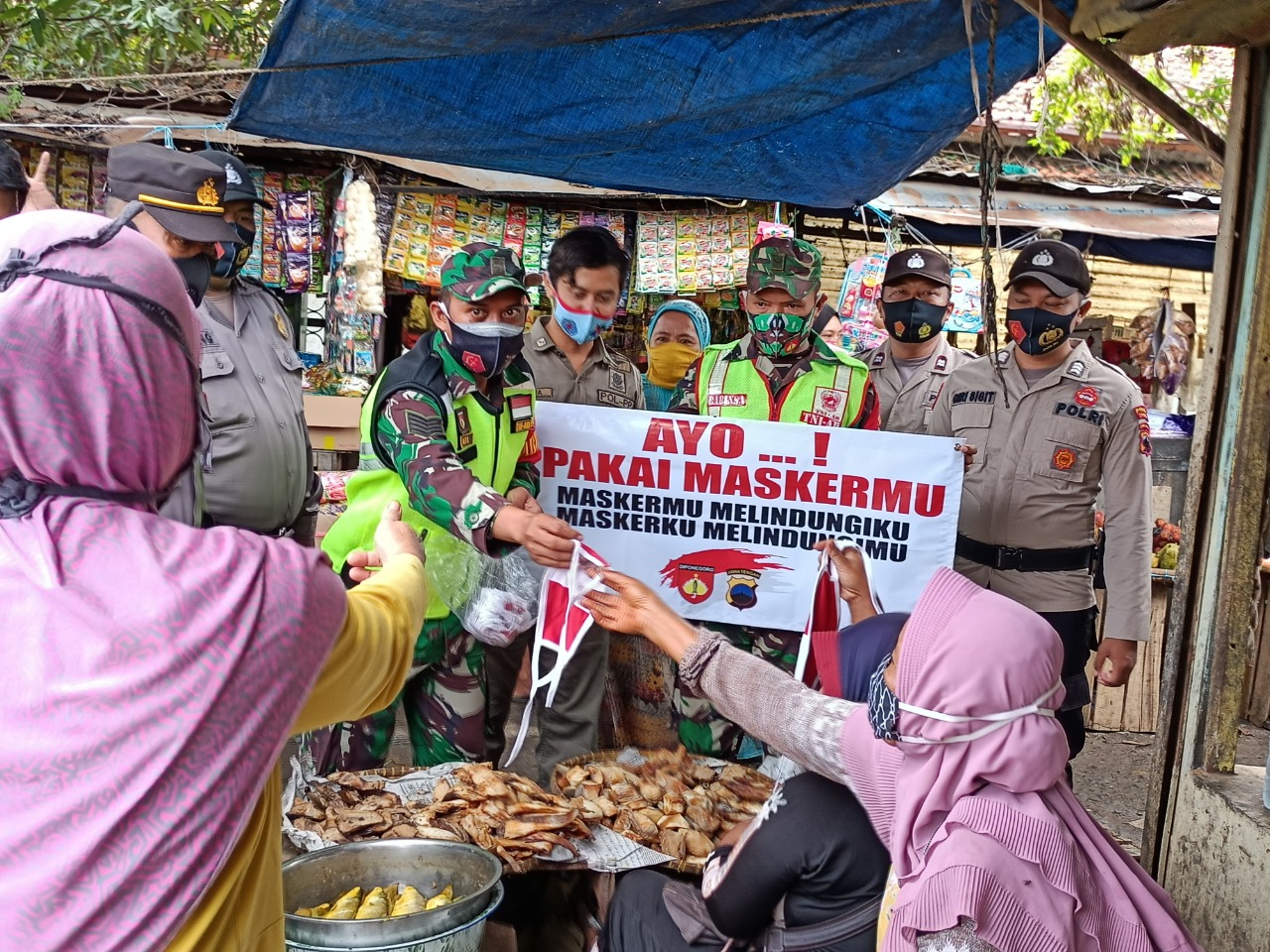Tim Gabungan Satgas Covid-19 Kec. Jatibarang Gelar Ops Yustisi di Pasar dan Bagikan Masker